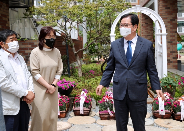 어르신께 전해질 카네이션이 뒤로하고 한아름실버케어센터 관계자와 어르신들의 요즘 근황을 청취하고 있는 장종태 대전 서구청장