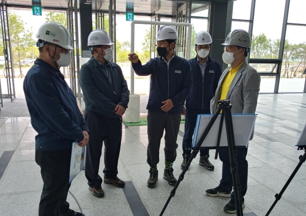김용석 행정중심복합도시건설청 차장이 6일 세종아트센터 건설 현장을 찾아 코로나19 방역상황을 점검하고 현장 애로사항 의견을 수렴했다.