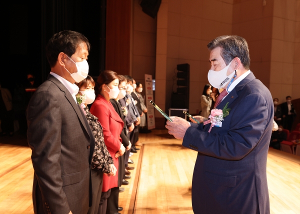 보령시, 효행자 및 장한 어버이에 대한 표창장을 수여했다.