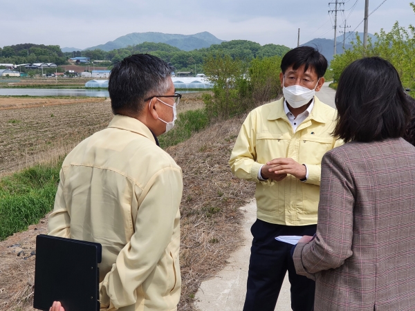 전만권 천안시 부시장이 7일 수신면 장산리 개선복구사업 현장을 찾아 점검하고 있다
