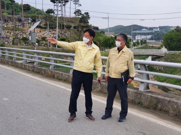 전만권 천안시 부시장이 7일 수신면 장산리 개선복구사업 현장을 찾아 점검하고 있다