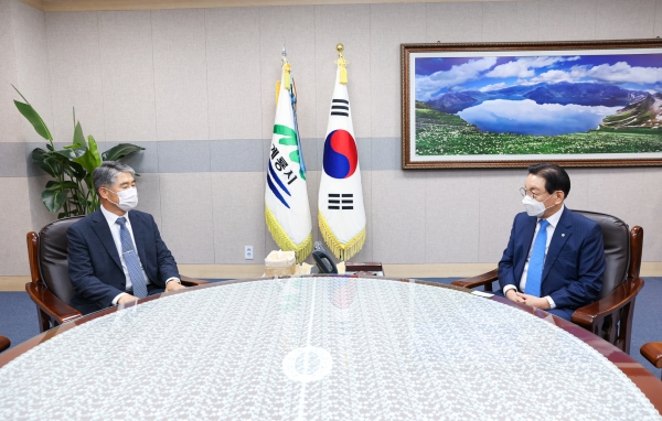 간담을 갖는 최홍묵 시장(우측)과 조태환 계룡대근무지원단장(좌측)