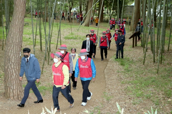 어버이날 기념행사 이후 지역 어르신들의 건강 증진 및 삶의 활력을 제공하는 ‘함께 걸어유 둘레둘레 행복한 걷기 행사’ 진행