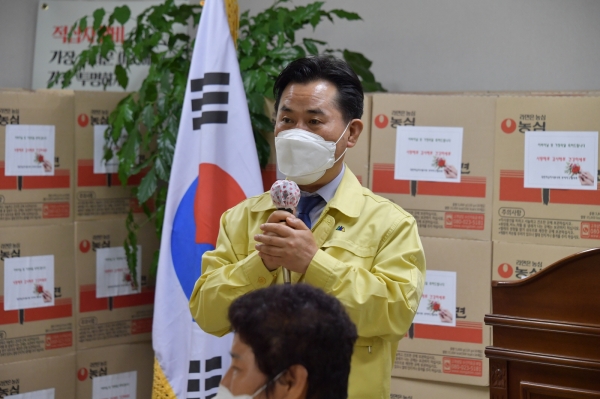 어버이날 맞이 사랑 나눔 물품 전달 행사 모습