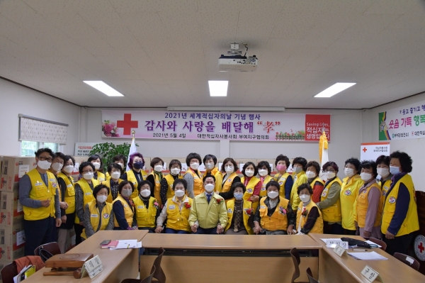 어버이날 맞이 사랑 나눔 물품 전달 행사 모습