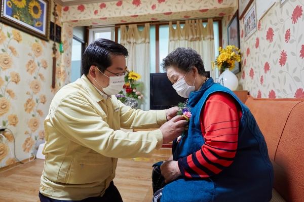 제49회 어버이날 기념 어르신 방문 카네이션 달아주는 장면