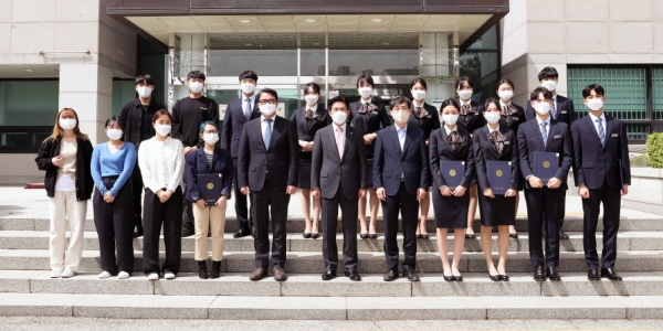 7일 학생홍보대사와 홍보기자단 신입기수에 대한 임명장 수여식을 진행하고 대학본부 앞에서 전체 기념촬영을 하고 있다.(앞줄 가운데 한밭대 최병욱 총장)