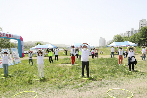 8일 전민동 행정복지센터가 갑천 일원에서 전민사랑 힐링 걷기대회를 개최했다