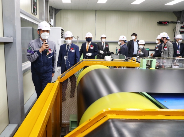 KG동부제철 당진공장 칼라라인 준공식 후 공장을 둘러보고 있는 관계자들