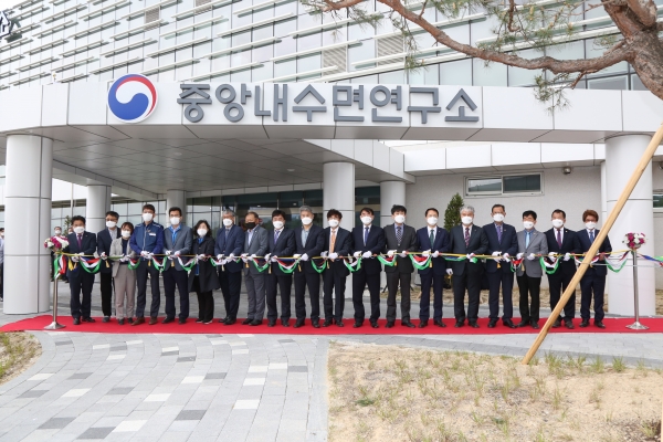중앙내수면연구소 이전·준공식에 참석한 문정우 금산군수