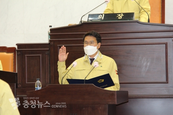 선서하는 홍원표 예산군의원
