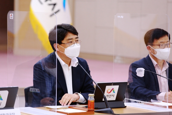 맹정호 서산시장이 10일 시청 대회의실에서 확대간부회의를 주재하는 장면