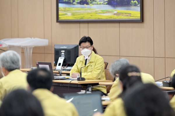 10일 시청 대백제실에서 열린 주간업무보고회 주재중인 김정섭 시장