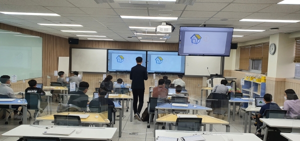 지난 7일, 세종교육원 SW교육체험센터에서 가족이 함께하는 SW교육체험 프로그램이 운영되고 있다.