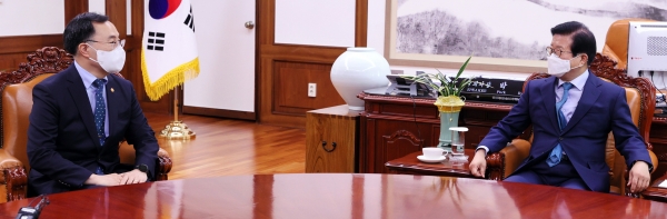 박병석 국회의장은 10일 의장 집무실에서 문승욱 신임 산업통상자원부 장관의 예방을 받았다.