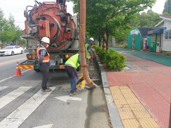 도로 우수받이 준설 모습
