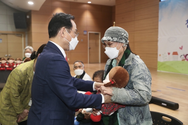 지난 10일 시청 대회의실에서 지능형 지역사회 통합돌봄의 본격적인 시작을 알리는 AI 돌봄로봇 ‘돌봄이’ 전달식을 진행하고 있다.