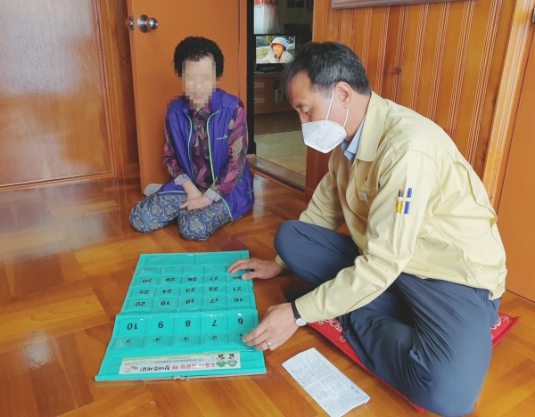 태안읍의 독거어르신에게 ‘약 달력’을 전달하는 모습