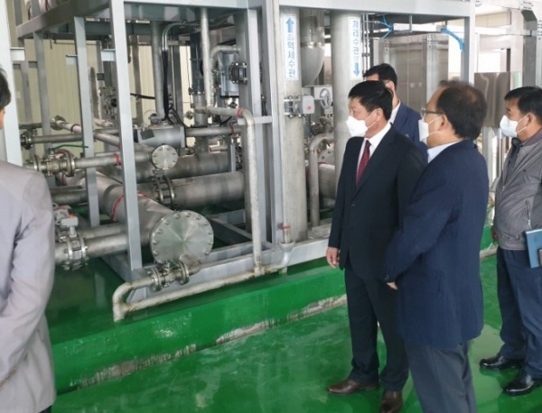 금산정수장을 방문한 최영규 부군수