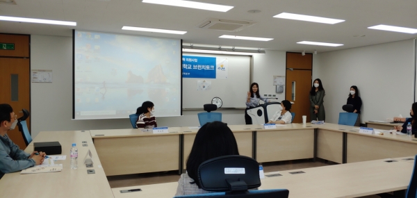 2020년 브런치 토크 진행 모습(입학사정관이 브런치 토크 프로그램 진행과 관련하여 설명하고 있다.)