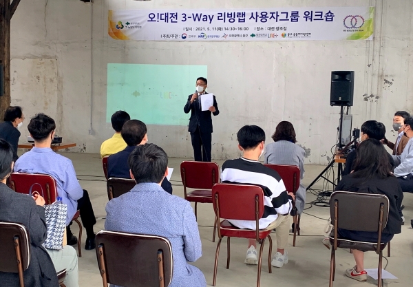 이영환 산학부총장 겸 LINC+사업단장이 워크숍에 참여해 인사말을 나누고 있다.