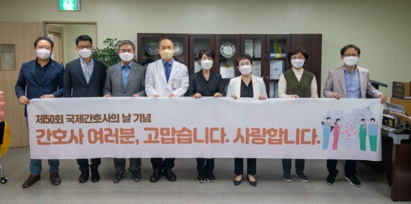 12일 제50회 국제 간호사의 날을 맞아 코로나19 선별진료소를 방문해 간호사들을 격려