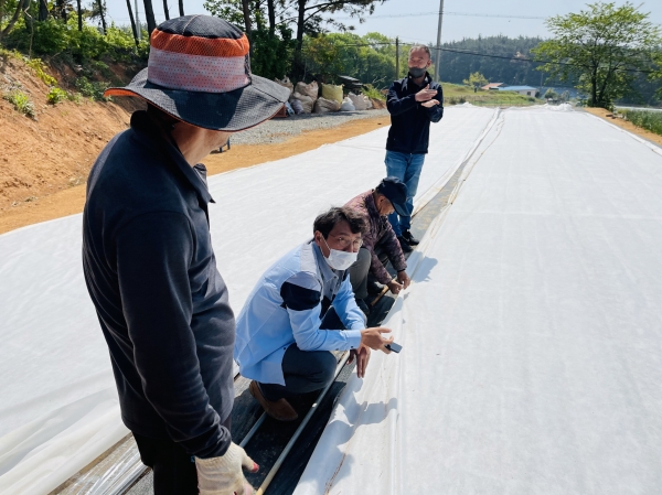 태안 원북면 이곡리 한 농가에서 영농지도를 하고 있는 모습