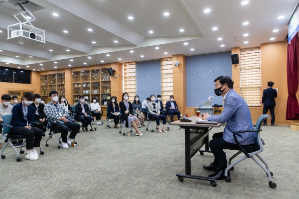 청년의 해 맞아 2030 공무원과 대화 진행 모습