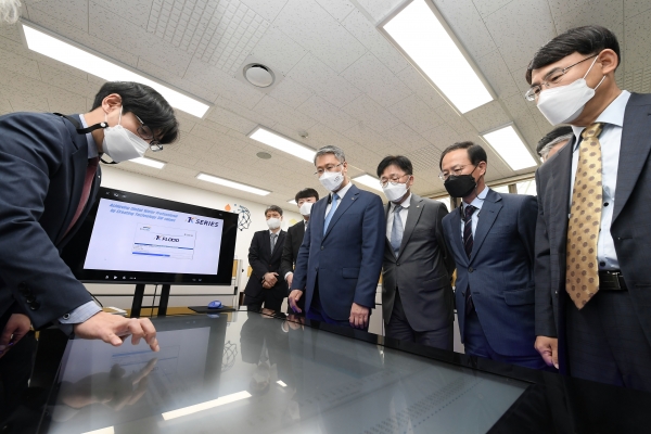 지난 12일 진행된 AI 연구소 개소식 참석자들과 함께 AI 연구소 Lab(연구실) 개방행사에 참여하여, 한국수자원공사가 자체 개발한 물관리 시뮬레이션 패키지인 ‘K-series’와 AI 음성인식 연동 시연과 설명을 듣고 있다.