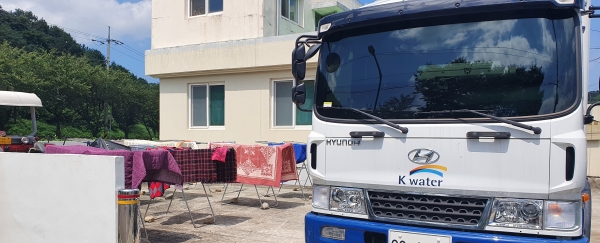 세탁기를 탑재한 특수차량인 한국수자원공사의 ‘사랑샘터’ 차량이 세탁 지원 서비스 활동을 진행하고 있다.