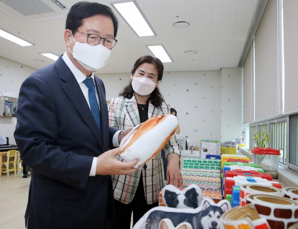 장종태 대전 서구청장은 13일 ‘대전 서구 공공건축물 그린리모델링’ 1호 국공립 관저어린이집을 방문해 개선된 보육 현장을 둘러보면서 코로나19 방역과 보육에 힘쓰고 있는 보육 교직원들을 격려했다.