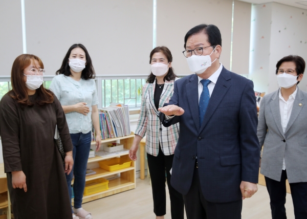 장종태 대전 서구청장은 13일 ‘대전 서구 공공건축물 그린리모델링’ 1호 국공립 관저어린이집을 방문해 개선된 보육 현장을 둘러보면서 코로나19 방역과 보육에 힘쓰고 있는 보육 교직원들을 격려했다.