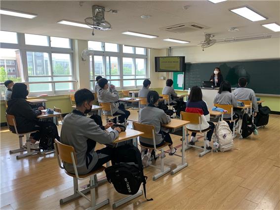 청소년 스마트폰 청정스쿨 시범사업 ‘톡톡(Talk Talk) 스쿨’ 운영