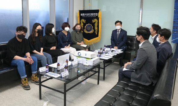 이춘희 세종시장이 13일 나성동 상점가 상인회를 찾아 애로사항을 청취했다.