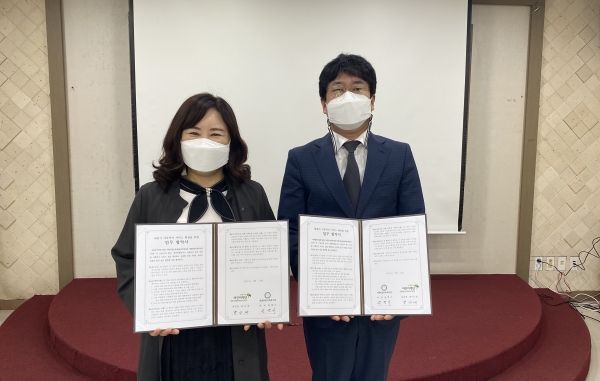 왼쪽부터 초록우산어린이재단 세종아동옹호센터&지역본부 박미애본부장, 세종종합사회복지관 장백기관장