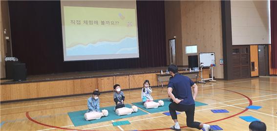 언택트 시대 ‘찾아가는 생존수영’에서 수상인명구조 실시