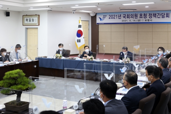 14일 시청 중회의실에서 김동일 시장과 김태흠 국회의원, 박금순 의회의장, 지역 도의원 등을 초청 정책간담회 개최 모습