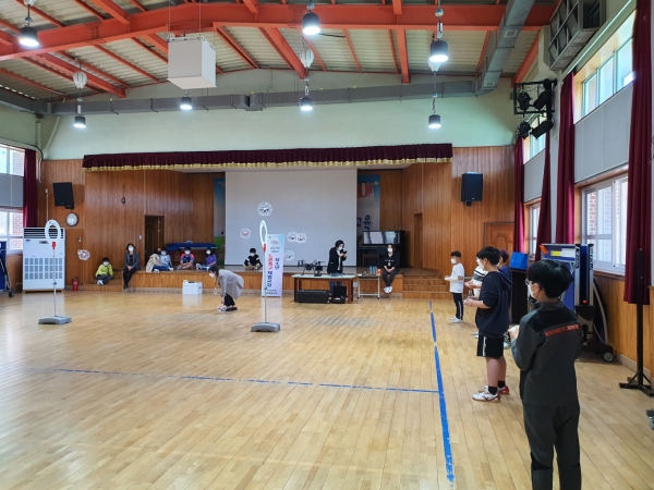 지난 11일 장항초에서 성공행복주간 1일 학부모 교사 수업의 일환으로 5학년 2개 반 학생들과 드론축구 체험 행사 진행