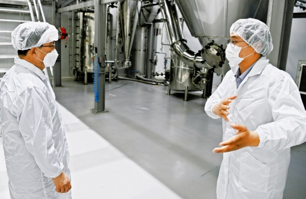 국가식품클러스터 방문 현장 모습 * aT 김춘진 사장(좌측)