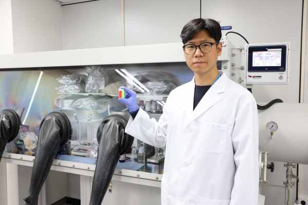 대기 중에서도 고성능을 유지하는 페로브스카이트 퀀텀닷을 개발한 생기원 우주영 박사