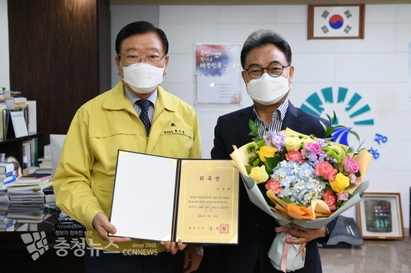 왼쪽부터 김석환 홍성군수, 배우 임선택 씨