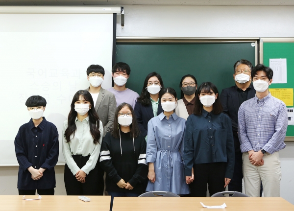 국어교육과 교수들이 스승의 날을 하루 앞둔 14일 재학생들에게 '사제동행 장학금'을 전달하고 있다.