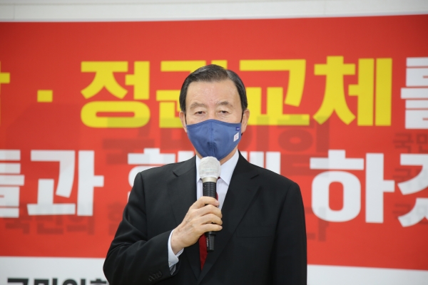 충청권에서 유일하게 국민의힘 당권에 도전한 홍문표 의원이 7일 대전시당에서 진행한 핵심당원들과 간담회에서 모두발언을 하고 있다.