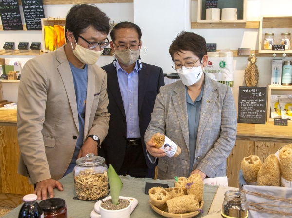 박정현 대덕구청장 1층 공판장에서 지역 향토물품을 둘러보고 있다