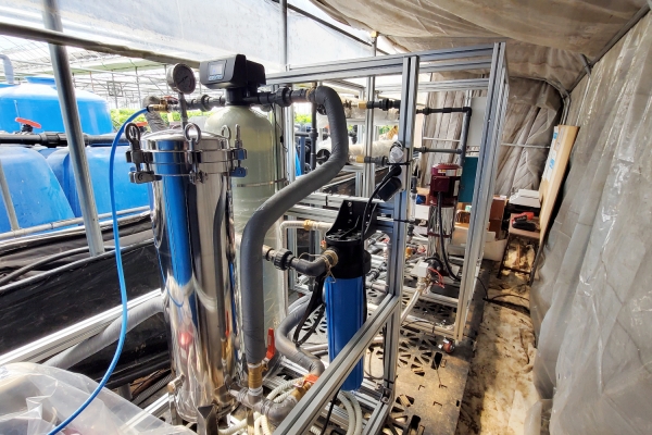 성연면 딸기재배농가의 농업용수 정수장치 사용 장면