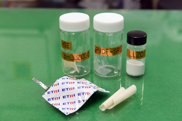 ETRI 연구진이 실험을 위해 하이브리드 전해질로 전지를 제조한 모습.