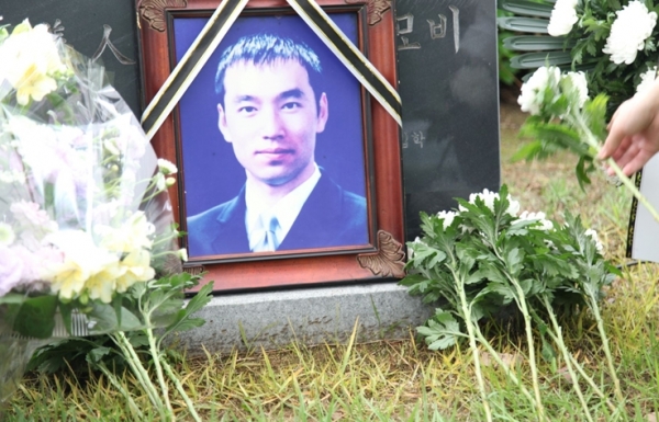 의인 故 이수현 추모식에서 헌화를 하고 있다.