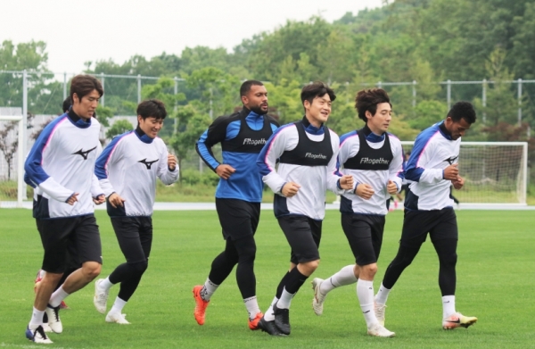 ‘자가격리 해제’ 충남아산FC, 17일 팀 훈련 재개 모습