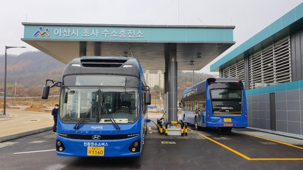 초사 수소충전소 수소 시내버스 충전 장면