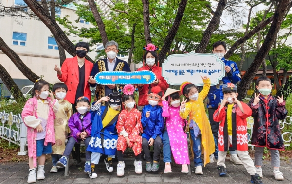 세계인의날 행사 단체사진 (뒷줄 왼쪽 두번째부터 이희원 센터장, 류재승 부시장, 김은영 가족행복과장)